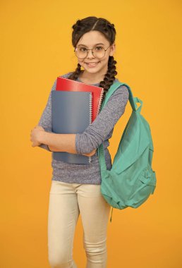 Okul öğrencisi küçük bir kız okula gidiyor, ücretsiz eğitim konsepti.