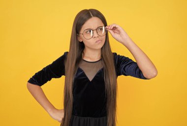 Bir düşüneyim. Gözlükle çok şık görünüyorsun. İnek. UV koruyucu giyiyorum. Ciddi bir genç kız, görme bozukluğu yüzünden gözlük takıyor. Çocuk çalışmaya hazır. Çocuk okula geri döndü. çocukluk mutluluğu