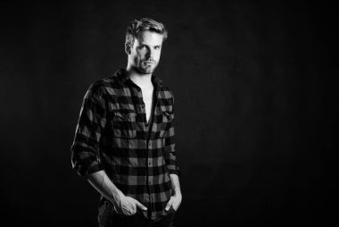 Erkeksi özellikler sergiliyor. Erkeklik ya da erkeklik standartları. Modern erkekliğin anlamı. Yakışıklı, bakımlı bir adam. Erkeklik kavramı. Berber ve güzellik salonu. Hipster siyah arkaplan