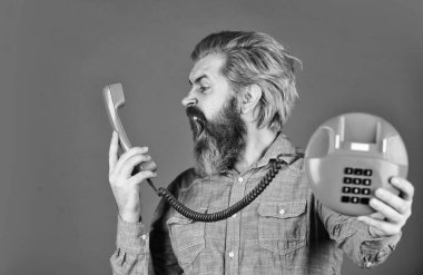 Satış senaryosu. Telesekreter. Önde gelen nesil uzmanı. Sakallı adam telefonu konuşması. Modası geçmiş teknoloji. Yönetici telefon iletişimi. Beni ararsın. Başarılı pazarlıklar. Retro telefon