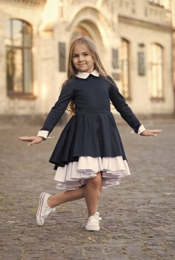 Dans dersine gidiyorum. Küçük çocuk dışarıda reverans yapıyor. Küçük dansçılar üniforma giyer. Bale okulu. Dans eğitimi. Okul modasına geri dönelim. Kendini ifade et.