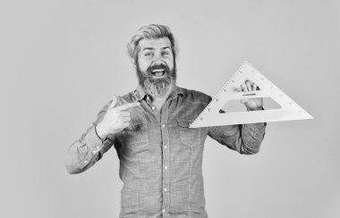 Matematik ya da matematik. Kök eğitim konsepti. Üniversitede cebir okuyorum. Okula dönüyorum. Aritmetik öğretmeni. Çeşitli verilerin hesaplanması ve aranması. Hassas ölçüm aracı. adam üçgen kullanır