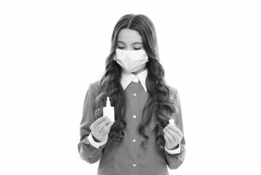 Virüsün ilk belirtileri. Çocuk burun akıntısını burun spreyiyle tedavi ediyor. Dolgun burnunu serbest bırak. İlaç bağımlılığı yok. Çocuk eczanede maske takıyor. Coronavirus covid salgını. Burun damlası olan kız.