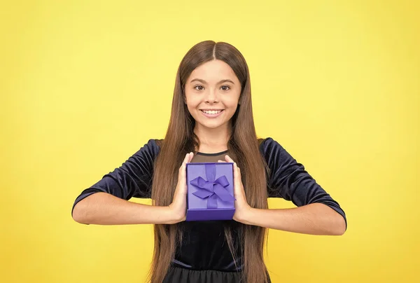 Feliz adolescente chica celebrar regalo caja para vacaciones de cumpleaños, compras —  Fotos de Stock