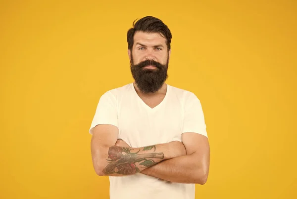 Bushy baard hipster man kapper klant gele achtergrond, aantrekkelijke jongen concept — Stockfoto