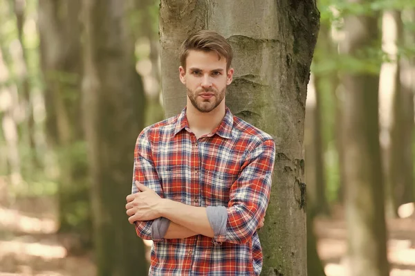 Jeune homme près de l'arbre porter chemise à carreaux, mode décontractée — Photo