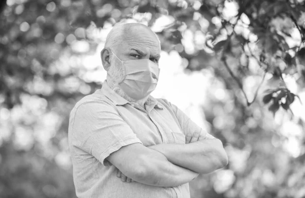 Пожилые люди и другие группы риска. Пандемия. Предельный риск распространения инфекции. Старший мужчина в маске. Пожилые люди с наибольшим риском от ковида-19. Маска защищает от вируса. Маска — стоковое фото