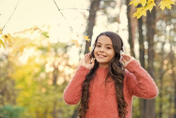 Bambino sorridente ascoltare musica in cuffia, felicità — Foto Stock