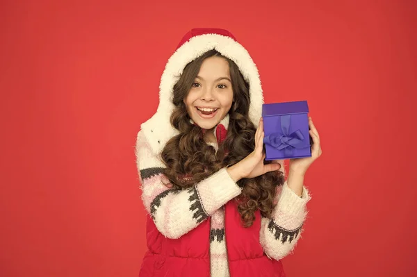 Extrémně šťastný kluk dívka s dlouhými vlasy nosit teplé oblečení a držet dárek box po nakupování, narozeniny — Stock fotografie