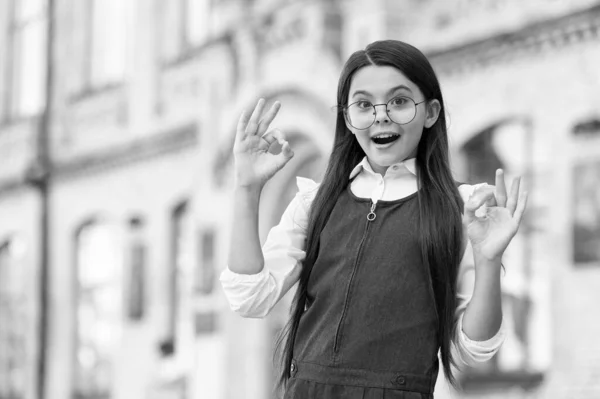Είναι εντάξει. Το χαρούμενο παιδί με τη στολή δείχνει τα χέρια του έξω. OK σημάδι ή χειρονομία δαχτυλίδι. Πίσω στο σχολείο. Τυπική εκπαίδευση. Σχολική μόδα και σχολική ένδυση. Ιδιωτική διδασκαλία. Ημέρα γνώσης. 1η Σεπτεμβρίου — Φωτογραφία Αρχείου