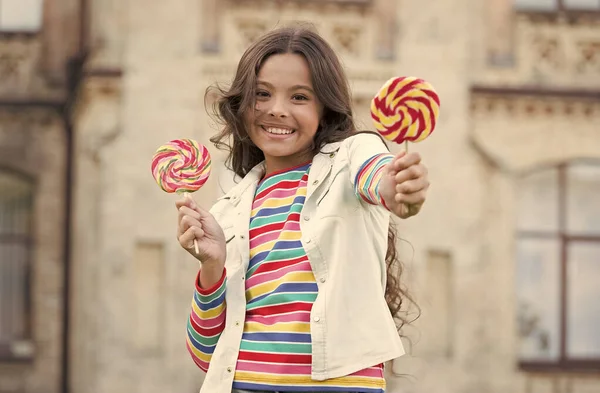 Felice giorno dei bambini. piccola ragazza ha i capelli ricci. stato d'animo vacanza di primavera. poca bellezza di umore positivo. felicità infantile. colorato e dolce. Ragazzo hipster con lecca-lecca. Giornata estiva pigra — Foto Stock