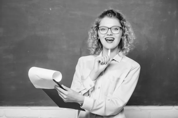 Muito ocupado. relatar projeto. de volta à escola. professor com pasta de documentos. estudante feliz em óculos no quadro negro. Ano letivo novo. Menina se preparar para exames. professora na aula da escola — Fotografia de Stock