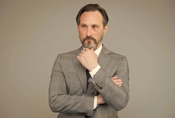 Homem de negócios maduro com barba e bigode usar terno formal elegante, vida moderna — Fotografia de Stock