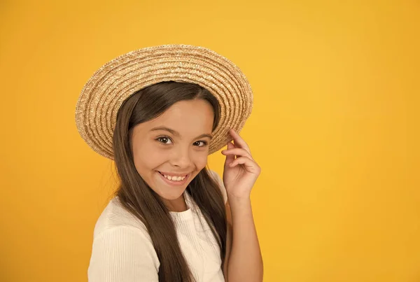 遊び心がある。レトロな子。ヴィンテージが好き。10代の女の子の夏ファッション。藁帽子の小さな美しさ。子供のためのビーチスタイル。幸せな夏休みだ。リラックスしてお楽しみください。ハワイへの旅行。アロハ — ストック写真