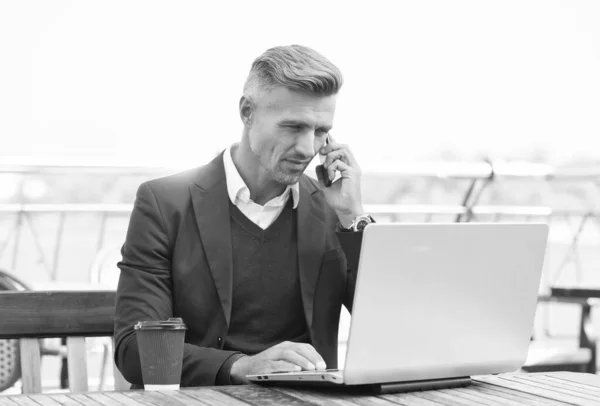 Freelancer werk laptop praten op mobiele telefoon in cyber cafe buiten, freelance — Stockfoto