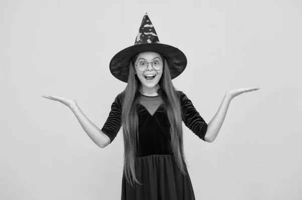 ¡Qué sorpresa! fiesta de disfraces de carnaval. truco o trato. celebrar las fiestas. Magia. Chica bruja de Halloween. Feliz infancia. niño adolescente con sombrero de bruja y gafas. niño alegre crear milagros —  Fotos de Stock