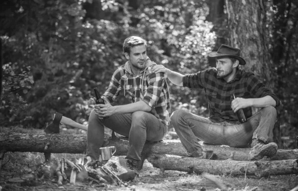 S'amuser. hommes heureux frères. amis se détendre dans le parc ensemble. boire de la bière au pique-nique. histoire de vie de feu de camp. passer du temps libre ensemble. camping familial. aventure de randonnée. pique-nique dans le camp touristique — Photo