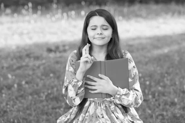 Menina criança relaxante ao ar livre com livro, prepare-se para o conceito de exames — Fotografia de Stock