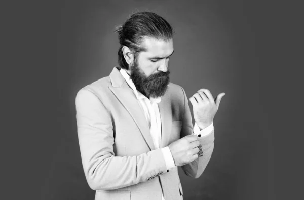 Stilig kaukasisk affärsman med trendig frisyr i jacka, frisör — Stockfoto