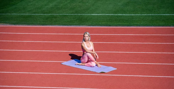 Sportieve vrouw in stretch pose. flexibele vrouw. vrouwelijke trainer doen stretching workout. — Stockfoto