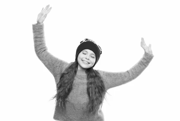 La niña feliz ama el invierno. Finalmente vacaciones de invierno. disfrutar de vacaciones de Navidad. buen humor en cualquier clima. ropa cálida para el clima frío. felicidad y alegría infantil. prendas de punto moda — Foto de Stock