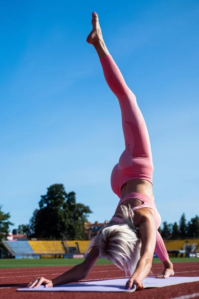 Entrar en el surco del yoga. las entrenadoras hacen ejercicios de estiramiento. entrenador de yoga. éxito deportivo. — Foto de Stock