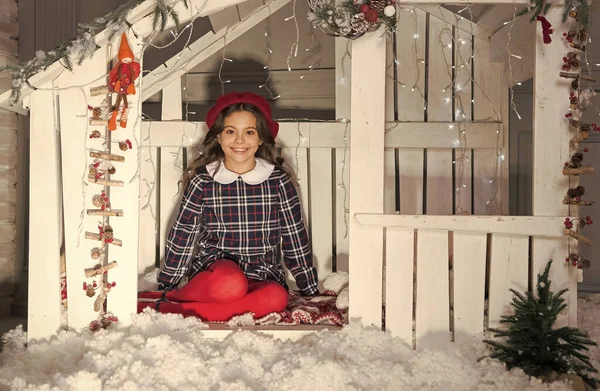 Sonriente chica adolescente en boina divertirse en la casa de Navidad decorada cerca de árbol de año nuevo prepararse para la celebración de la fiesta de Navidad, saludo — Foto de Stock