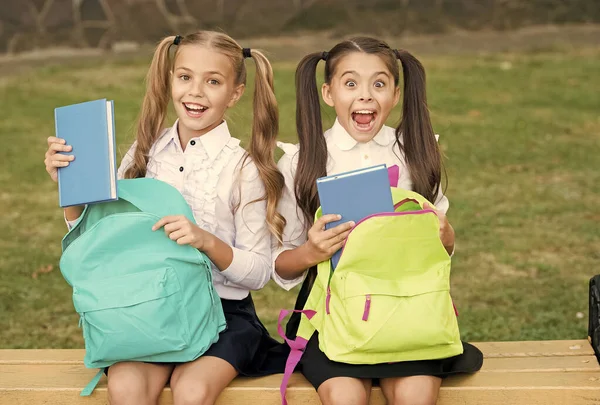 Kleine schoolvrienden meisjes met rugzakken, oprecht geluk concept — Stockfoto