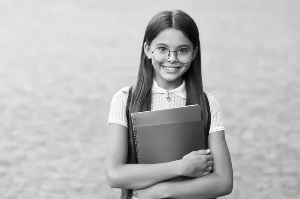 Studuj dobře. Šťastné dítě v brýlích drží učebnice venku. Zpátky k základům školy. Školní vzdělání. Den znalostí. 1. září. Nenech svůj mozek zrezivět — Stock fotografie