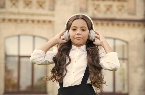 Una scolaretta allegra. Studentessa rilassante. Concetto infanzia felice. Giornata internazionale dei bambini. Buona canzone. Tempo libero e riposo. Bellissima acconciatura. Pupilla sorridente. Un vero successo. Ragazzo felice all'aperto — Foto Stock