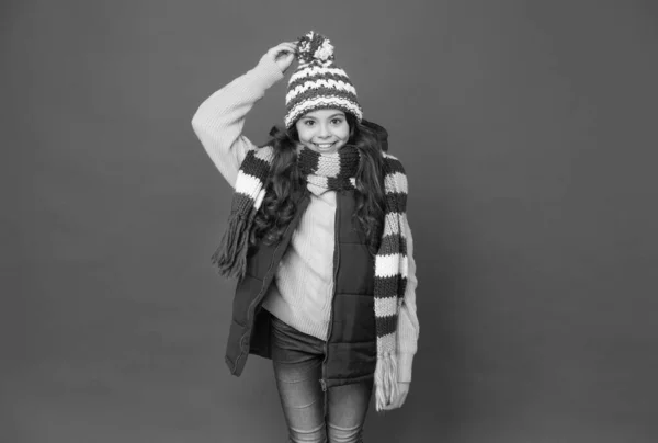 Стильна дитина в догляді за в'язаним одягом здоров'я в холодну пору року, шари одягу — стокове фото