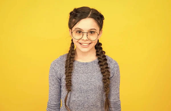 Das gibt dem Mädchen Selbstvertrauen und Präzision. Glückliches Mädchen trägt Brille gelben Hintergrund. Mode-Look von Baby-Mädchen. Kleines Mädchen im lässigen Stil. Friseursalon. Mode und Schönheit. Kinderbrille — Stockfoto