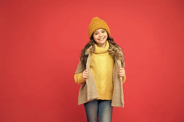 Menina adolescente feliz em camisola de malha e chapéu usar roupas quentes na temporada de inverno, moda — Fotografia de Stock