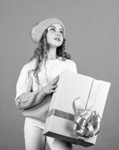 Tradición de cumpleaños. Bastante adolescente maquillaje cara peinado rizado. Niña de moda usar sombrero de punto y suéter. Sorpresa de cumpleaños. El chico sostiene la caja de regalo. Centro comercial. Idea de celebración de cumpleaños —  Fotos de Stock