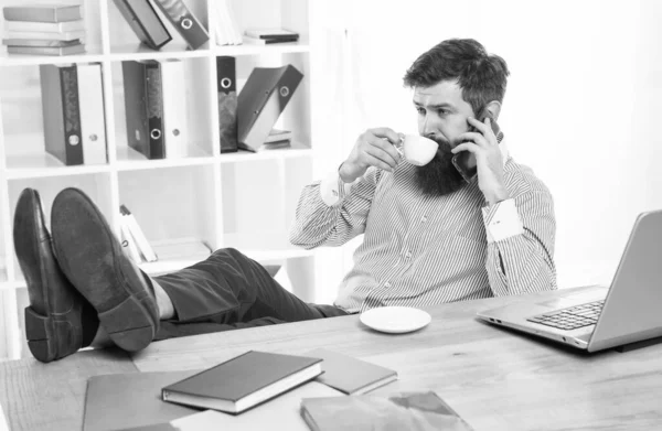 Mitarbeiter trinken Tasse Tee im Gespräch mit dem Handy im modernen Büro, Technologie — Stockfoto