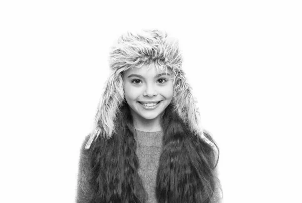 Osmakligt varm. Senaste trenderna för denna vinter. Glad unge bär öronlappshatt. på julstämning. liten flicka långt hår isolerat på vitt. varm och mysig. perfekt utseende för kallt väder — Stockfoto