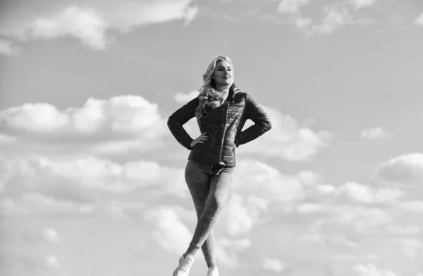 Μοντέρνο κορίτσι σε casual φθινοπωρινό παλτό. Φθινόπωρο και άνοιξη στυλ. Νέα και όμορφη γυναίκα πάνω από τον ουρανό φόντο. πάνω από τα σύννεφα. Κοιτάζοντας μακριά, η αίσθηση της ελευθερίας. μέλλον και επιτυχία. έννοια τρόπου ζωής — Φωτογραφία Αρχείου