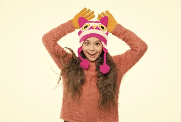 Κρύος χειμώνας. ζεστά ρούχα και αξεσουάρ μόδας για παιδιά. Χαρούμενη παιδική δραστηριότητα. Κοριτσάκι με καπέλο από πτερύγιο αυτιού. Χειμερινές διακοπές θαύμα. παιδικό πλεκτό καπέλο απομονωμένο σε λευκό — Φωτογραφία Αρχείου