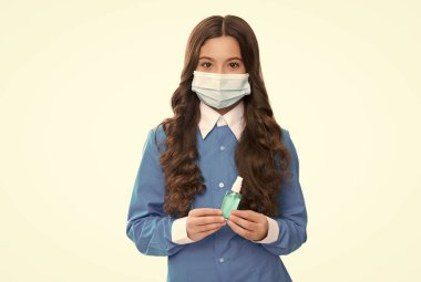 Dezenfektan jeliyle el temizleme. Tıp işçisi kız alkol bazlı el yıkama spreyi kullanıyor. Ergen çocuk antiseptik kullanıyor. Koronavirüse karşı koruyucu önlem. Antibakteriyel dezenfektan jeli