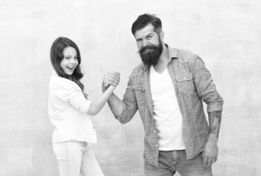 Kim daha güçlü. Baba ve çocuk bilek güreşinde yarışıyorlar. Güç karşılaştırması. Çatışma ve muhalefet. Spor müsabakası. Babalar Günü. Aile değerleri. Açık meydan okuma. Babasına çekmiş kızını.