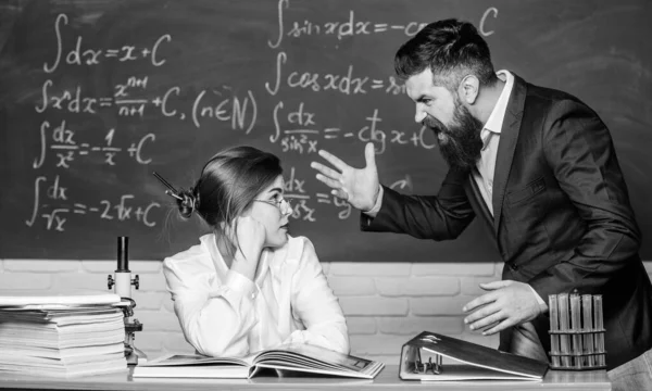 Berteriak dan melambaikan tangannya. Guru pemarah atau siswa. Brutal hipster mengucapkan kata-kata marah kepada wanita cantik. Sangat marah sekali. Marah dan marah. Kemarahan. Pria berjenggot temperamen buruk — Stok Foto