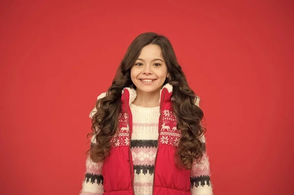 Sem hipotermia. menina alegre vestindo camadas de roupa. roupas quentes na temporada de inverno. previsão do tempo frio. moda infantil e compras. Hora do Natal. pronto para férias de ano novo — Fotografia de Stock