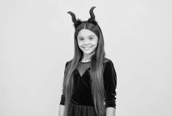 Lycklig häxa djävul barn bära impothorn kostym på halloween fest, glad halloween — Stockfoto