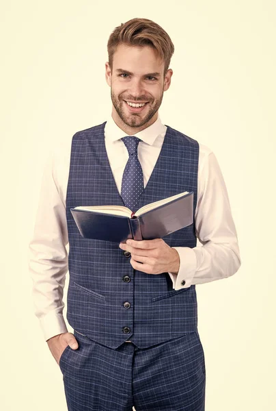 Happy schoolman sourire tenant livre ouvert dans le style de mode formelle isolé sur blanc, école — Photo