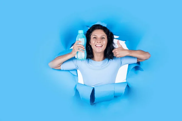 笑容满面的女人，穿着时髦的衣服，喝水，水的平衡 — 图库照片