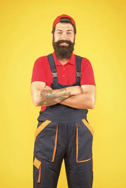 Счастливый бородатый человек электрик ремонт и ремонт, помощник — стоковое фото