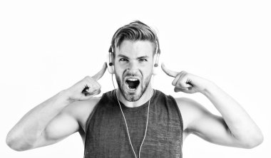 Tıraşsız yakışıklı hippi kulaklık kullanarak müzik dinliyor. Çevrimiçi müzik servisi. İlham verici müzik konsepti. Motivasyon ve ilham için müziği dinle. Ses kalitesi. Modern kulaklıklar