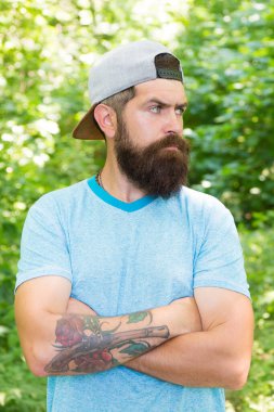 Doğada yaz uykusu. Ormanda yürüyüş. Yürüyüşçü. Yaşam tarzı konsepti. Kendine güvenen ve yakışıklı