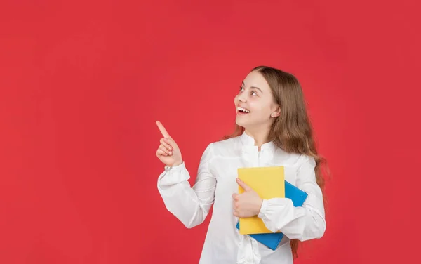 Kind gaat huiswerk maken met boek. tiener student wijs vinger op kopieerruimte — Stockfoto