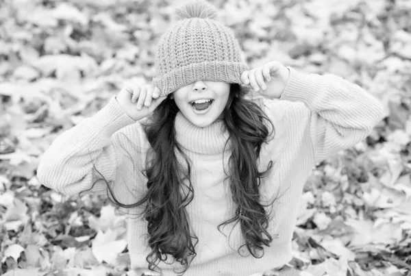 Ik voel me comfortabel. Kindergeluk. schoonheid van de herfst natuur. Gelukkig kind draagt trui en hoed. tienermeisje tussen gevallen bladeren. kinderwandeling in het herfstbos. warme kleding mode. seizoensgebonden weer — Stockfoto